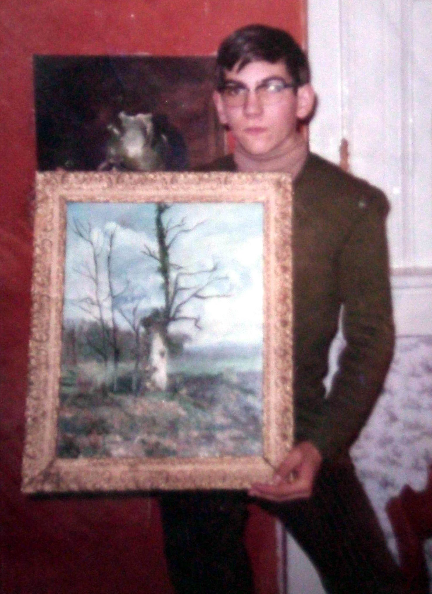Gilbert a 13 ans (1966). Il présente ses tableaux L'arbre mort et Nature morte L'arbre mort - 1966