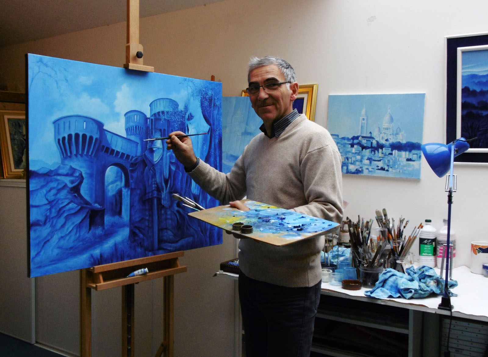Gilbert Baubeau dans son atelier